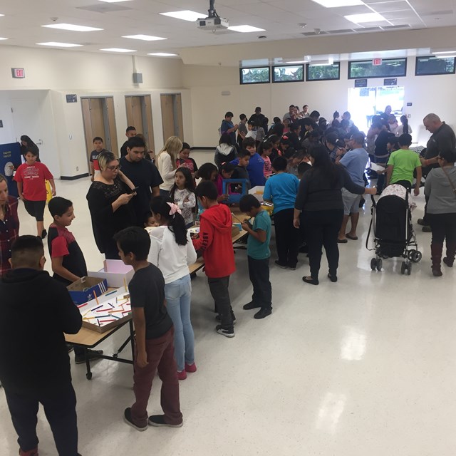 Teachers, parents and students collaborate for the completion of scientific projects. The projects were a success!