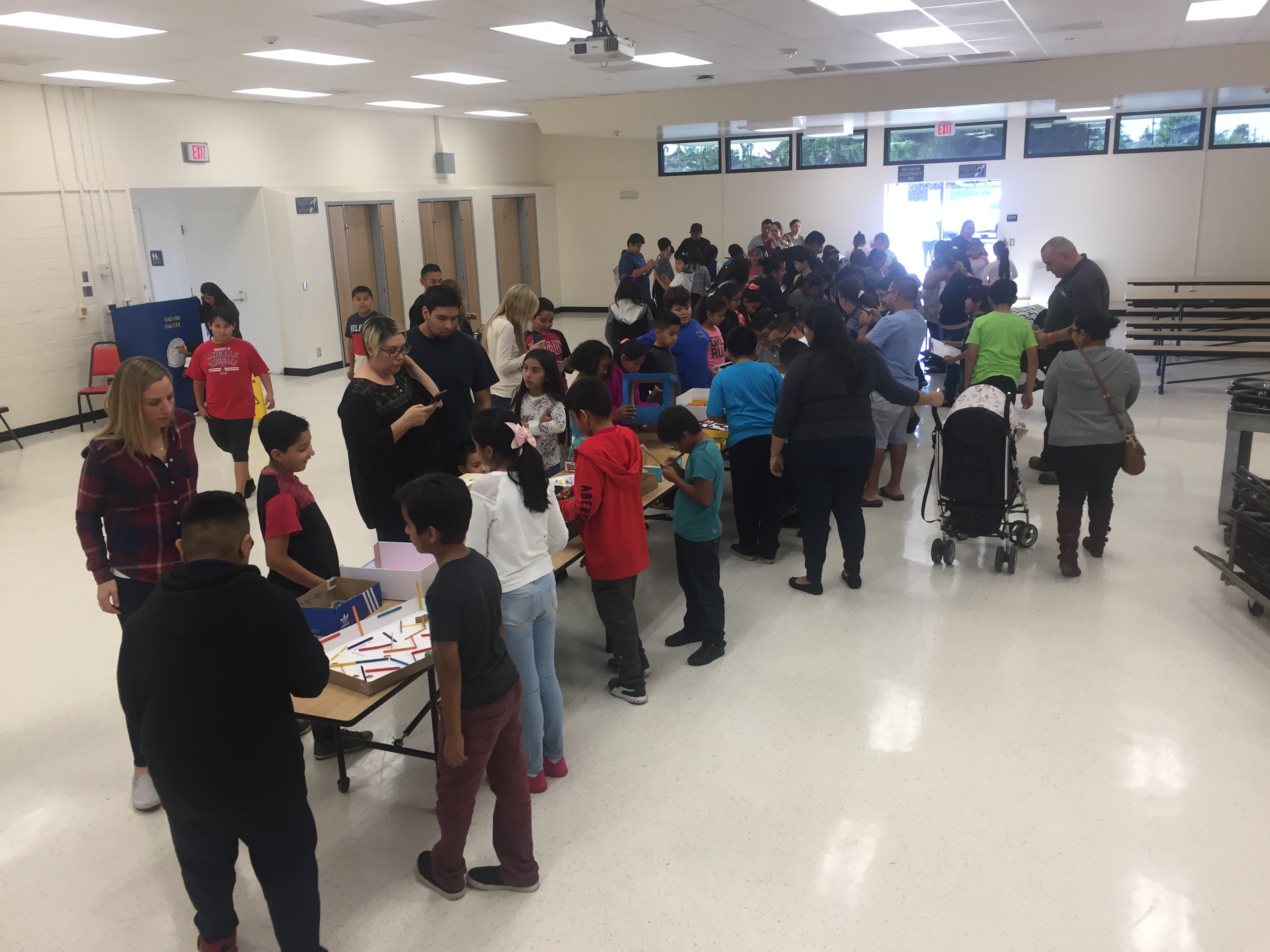 Teachers, parents and students collaborate for the completion of scientific projects. The projects were a success!